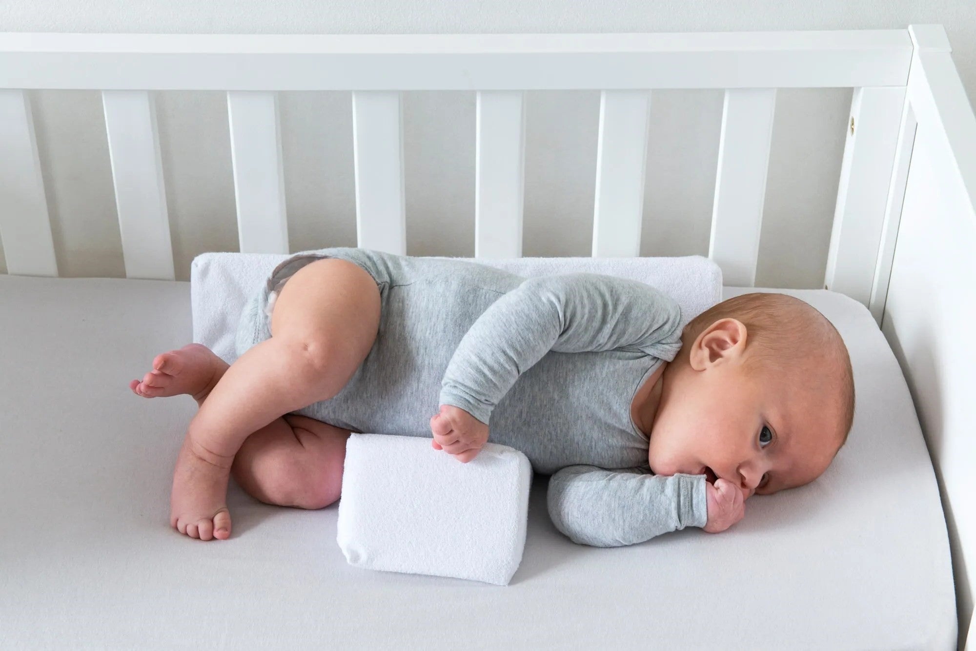 Almofada anti-rolamento para bebés - Posición de sono cómoda a 45°, fácil de lavar