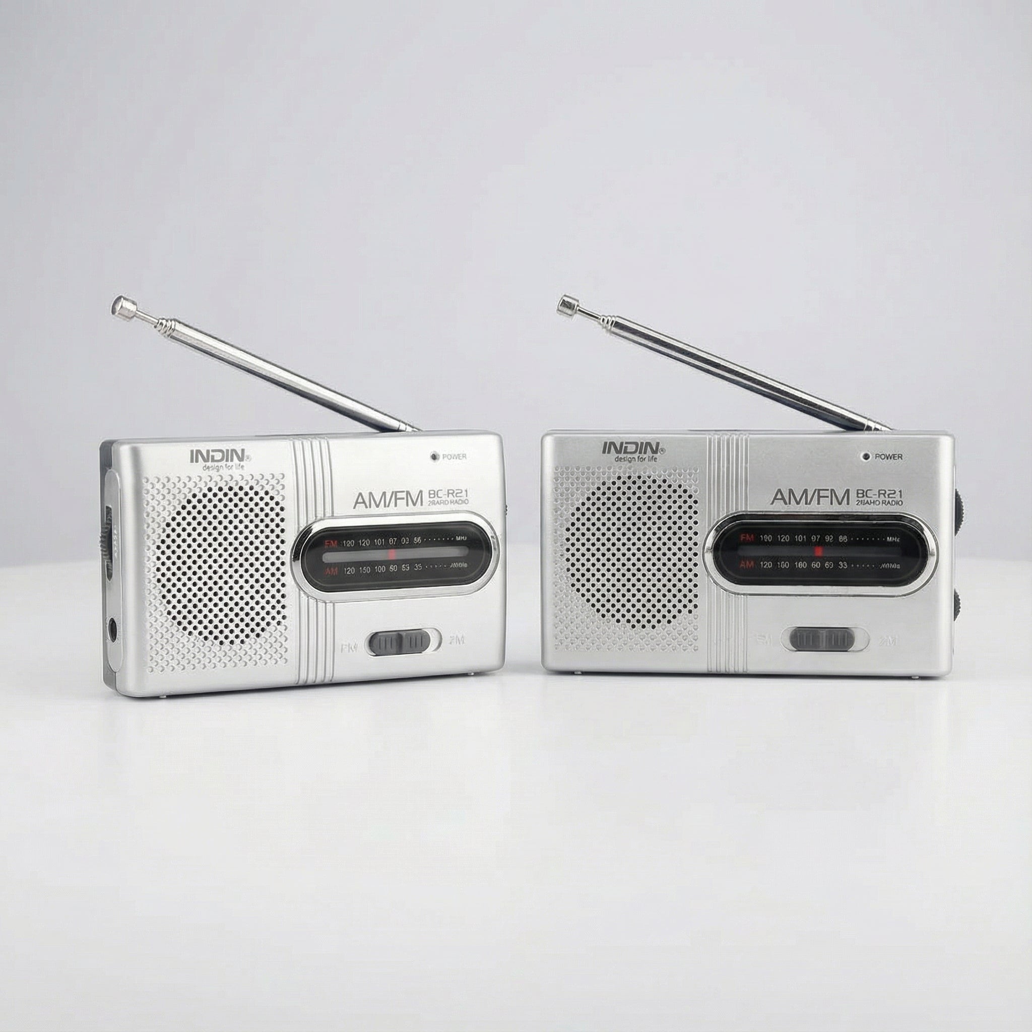 Radio Compacta AM/FM - Portátil con Altofalante Estéreo e Conexión para Auriculares con antena telescópica, alimentado por batería
