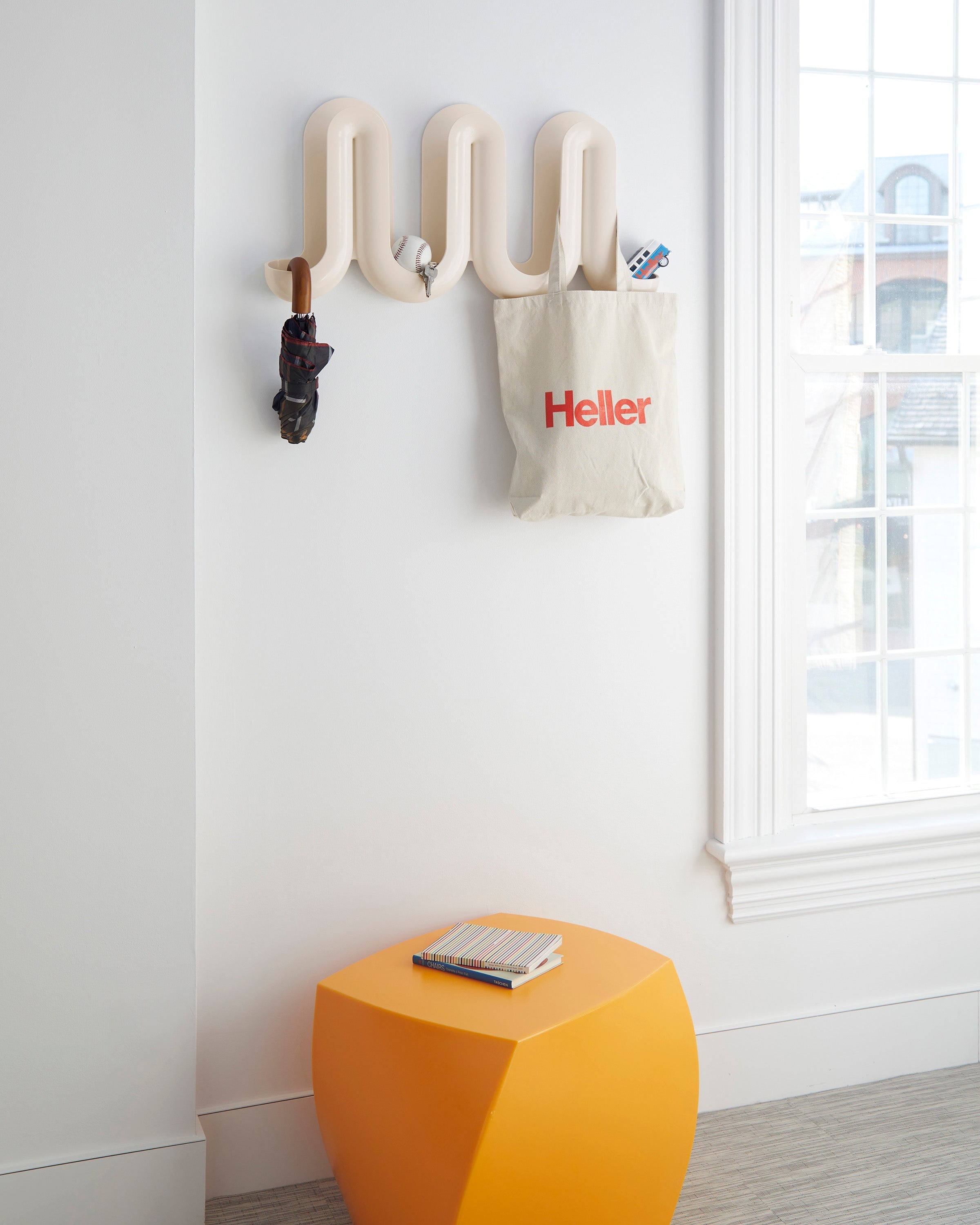 Rewavé – Penja-robes de peu i prestatge per a roba, disseny ondulat, plàstic reciclat