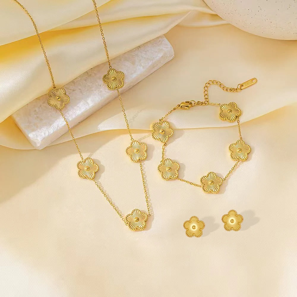 Luxe Clover jewelry set for women - stylish accents for every occasion