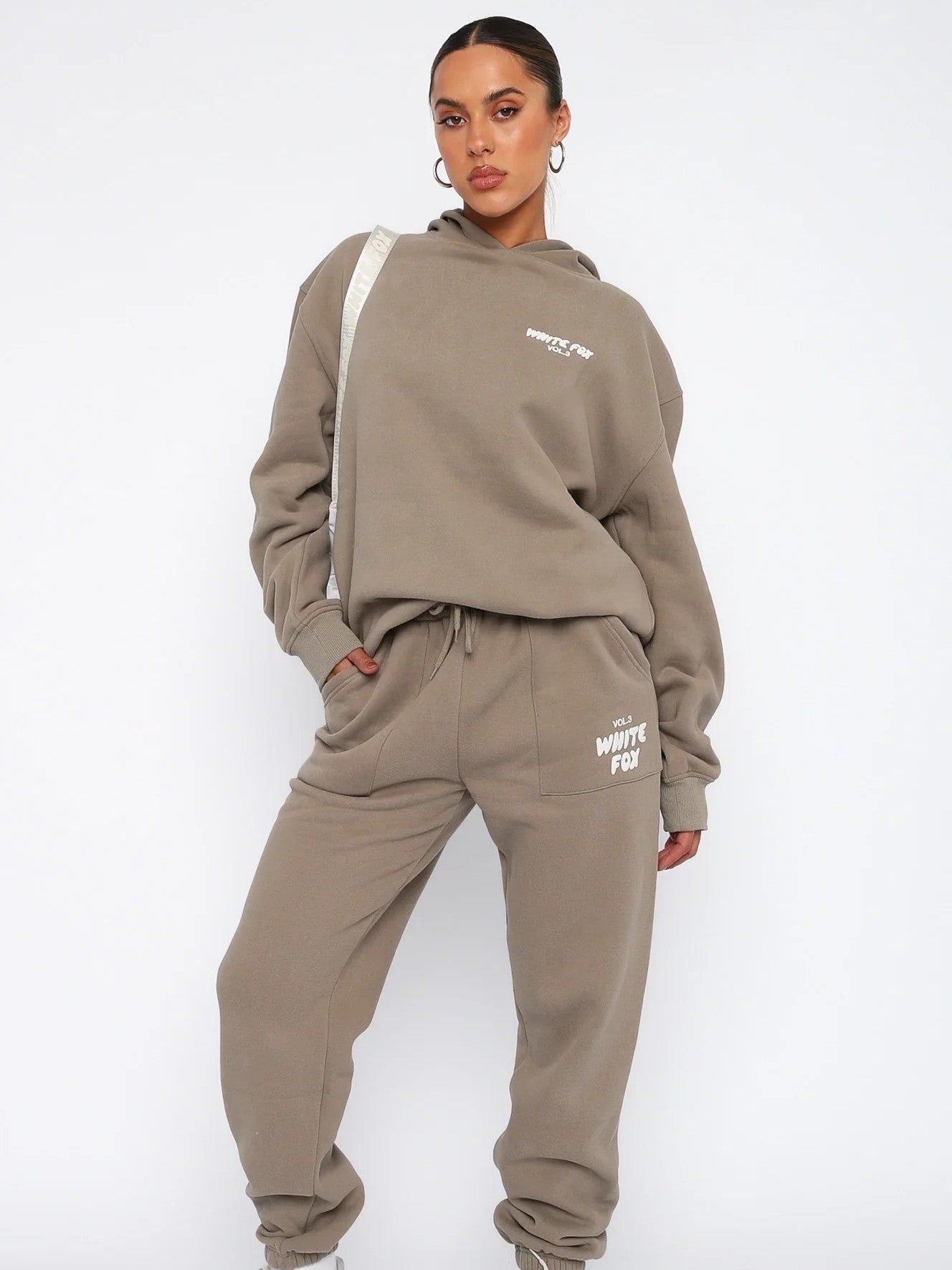 Noa dames trainingspak – wit luxe pak met hoodie en losse pasvorm
