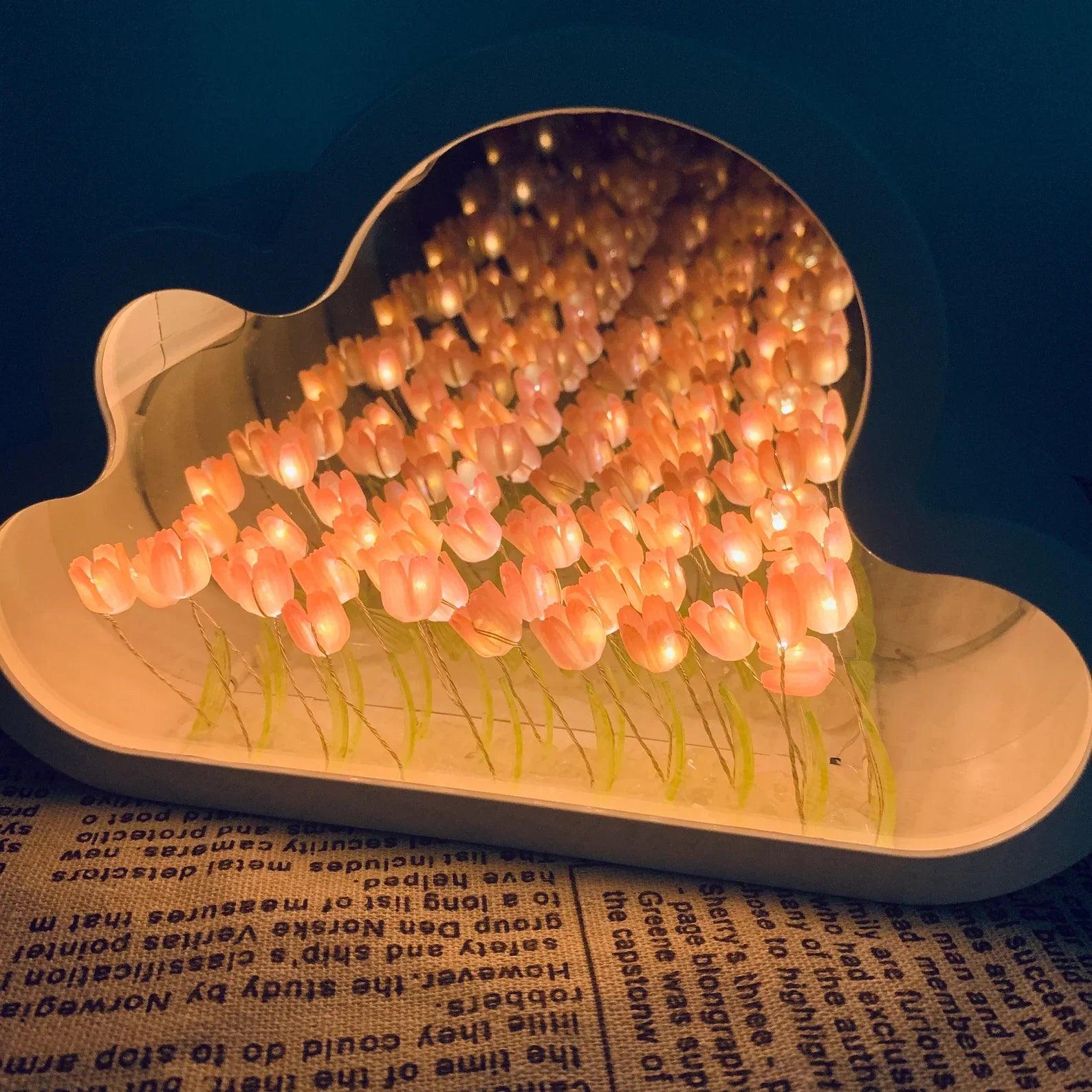 Espello LED Tulipán Cloud – Luz máxica e detalles simbólicos de tulipán
