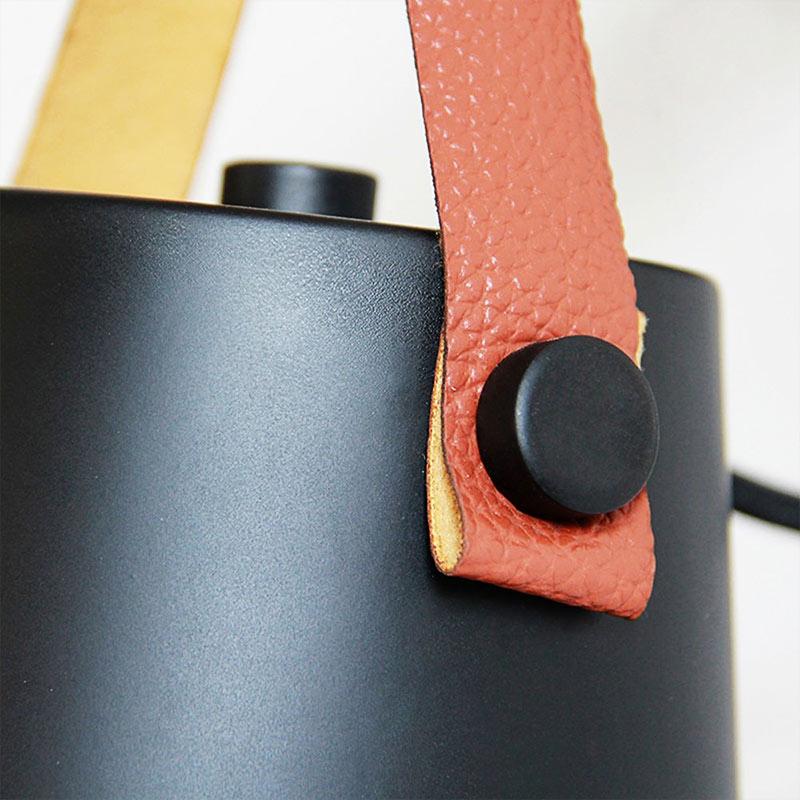 Wandlamp – Scandinavisch ontwerp met houtlook arm en lederlook ophangdetail