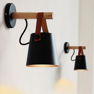 Wandlamp – Scandinavisch ontwerp met houtlook arm en lederlook ophangdetail