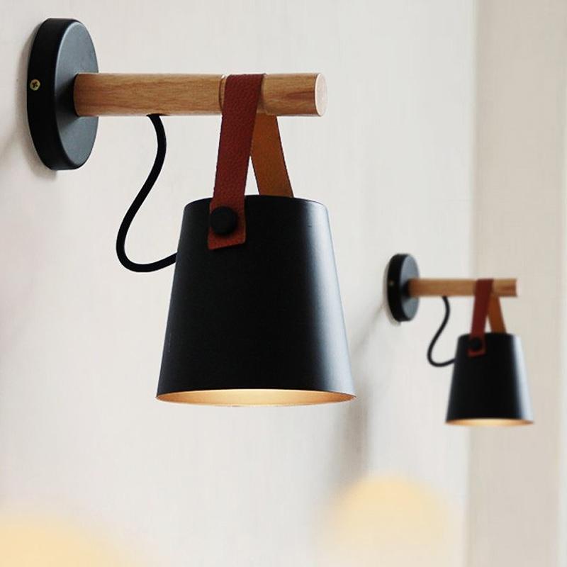 Wandlamp – Scandinavisch ontwerp met houtlook arm en lederlook ophangdetail