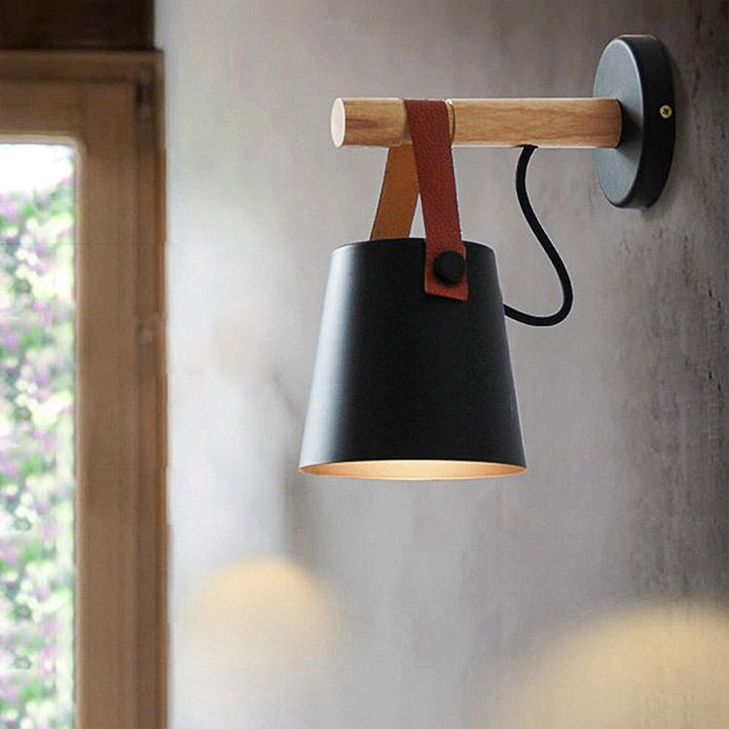 Wandlamp – Scandinavisch ontwerp met houtlook arm en lederlook ophangdetail