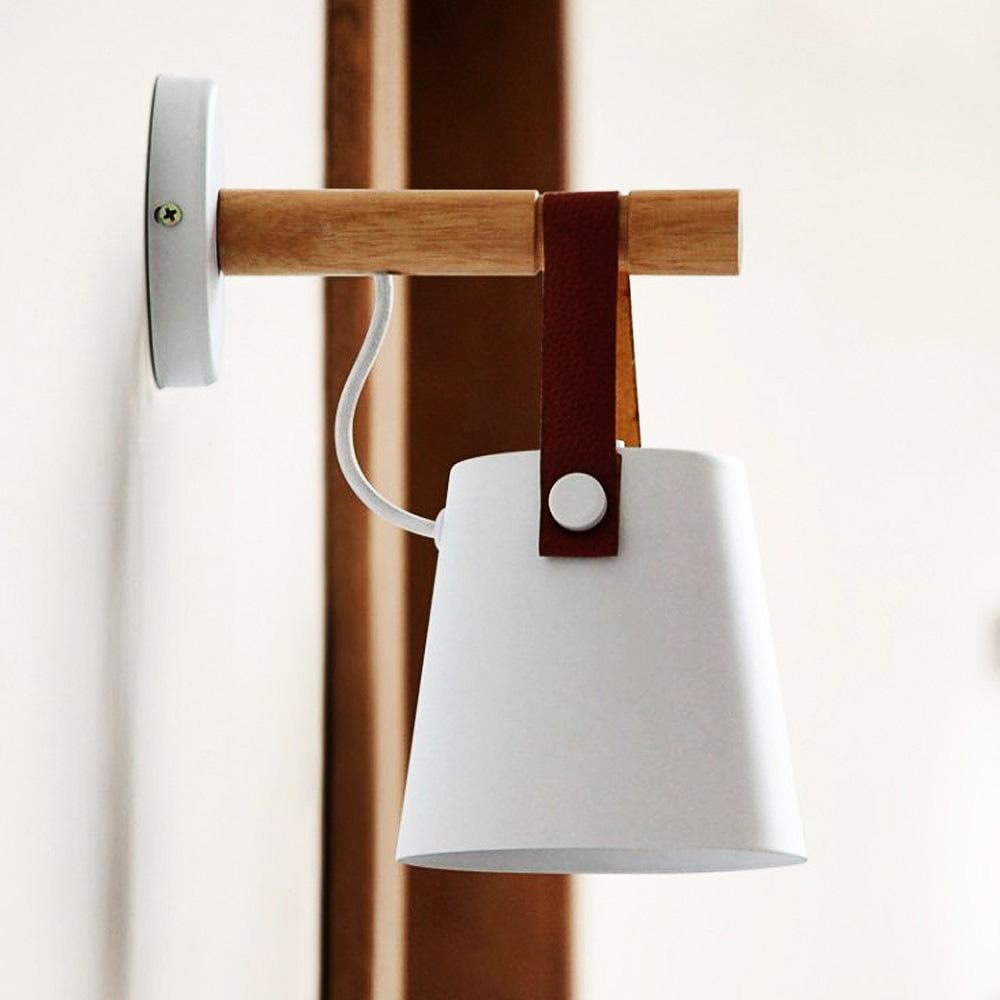 Wandlamp – Scandinavisch ontwerp met houtlook arm en lederlook ophangdetail