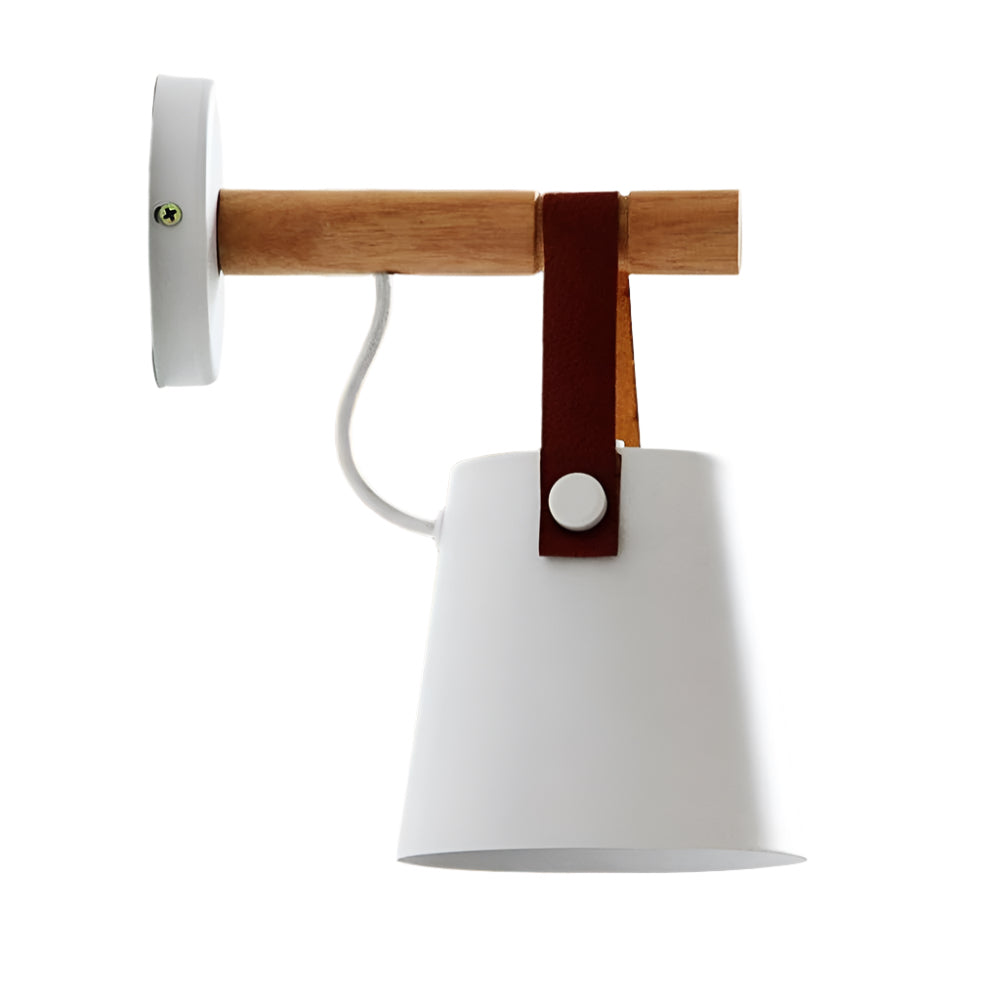 Wandlamp – Scandinavisch ontwerp met houtlook arm en lederlook ophangdetail