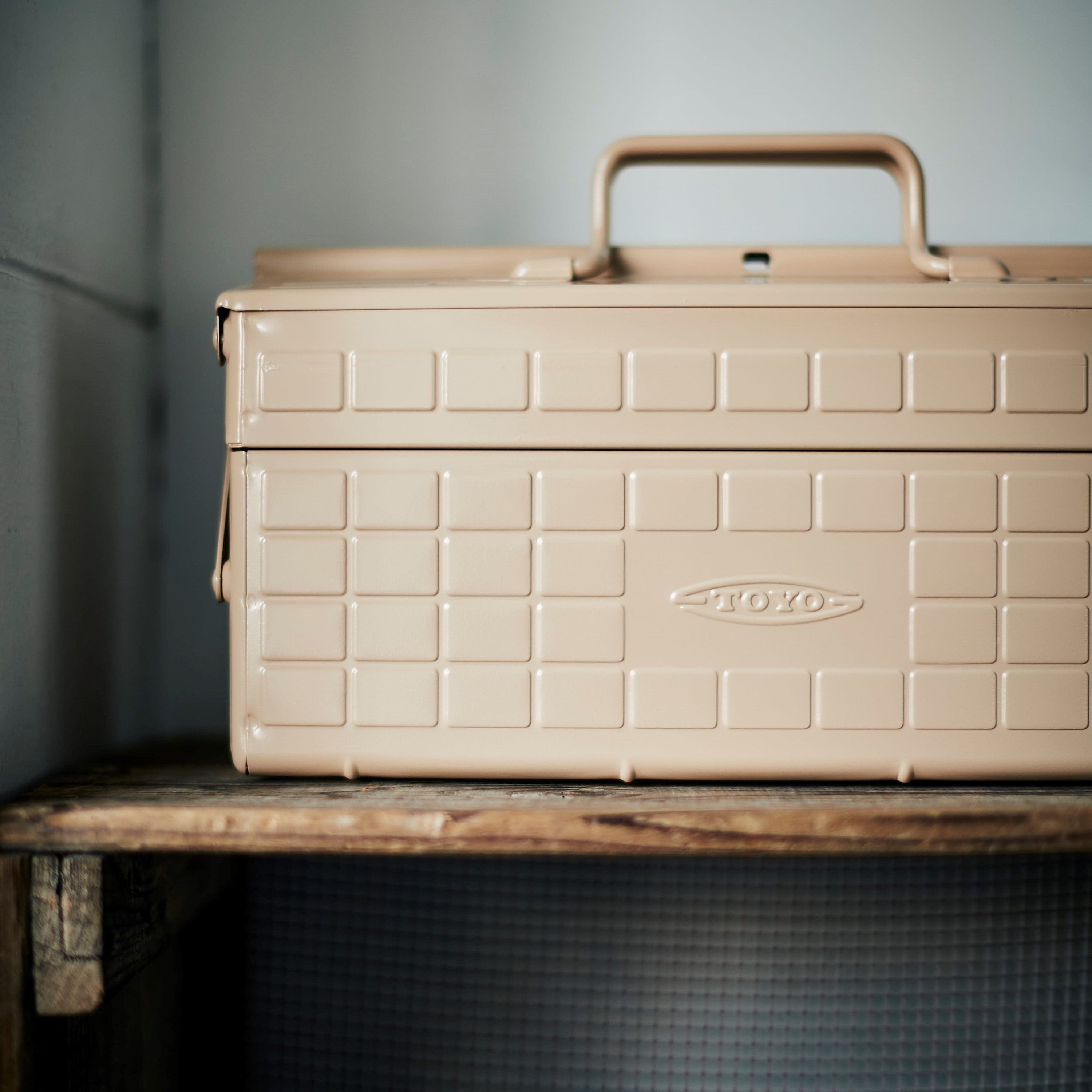 Metavor – ST-350 steel toolbox with compartments & lock opening