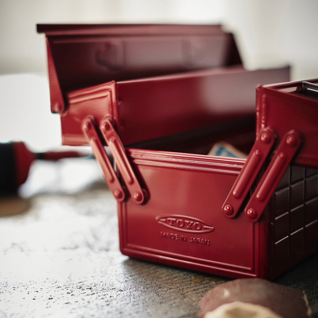 Metavor – ST-350 steel toolbox with compartments & lock opening