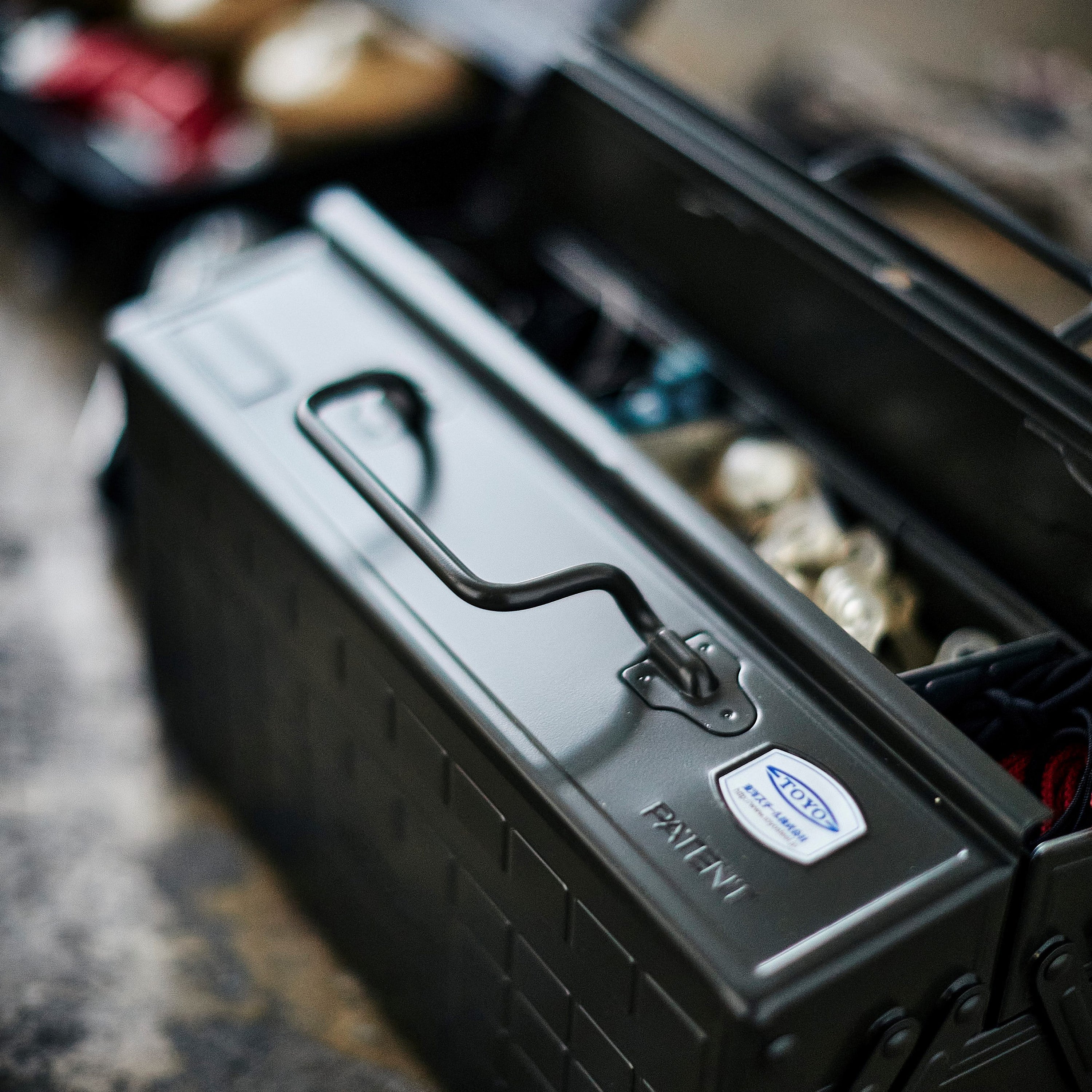 Metavor – ST-350 steel toolbox with compartments & lock opening